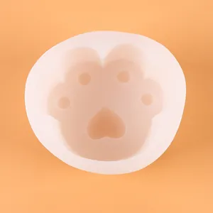 Detalle de cerca del molde de silicona con forma de pata de gato y diseño corazón