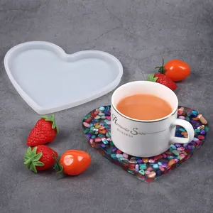 Vista dettagliata dello stampo in silicone a cuore e del sottobicchiere in resina