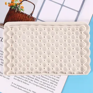 Detailansicht der weißen Silikonform mit feiner Waben-Rauten-Textur für Kuchen