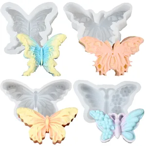 Vue détaillée de quatre moules en silicone papillon pour décorations de gâteaux colorées