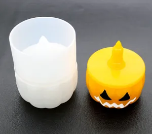 Vista dettagliata dello stampo in silicone a zucca e del barattolo in resina arancio