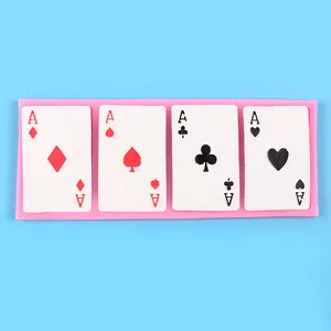Nahaufnahme einer rosa Silikonform für Fondant-Spielkarten (Herz, Pik, Kreuz, Karo) in A-Optik.