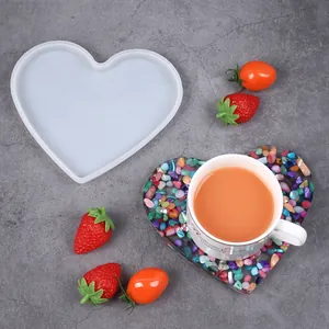 Stampo in silicone a forma di cuore per sottobicchieri in resina con esempio finito