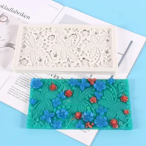 Nahaufnahme der Silikon-Spitzenform mit Blumen für DIY Fondant-Kuchenranddekoration