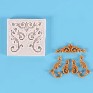 Moule silicone relief baroque avec ornements en fondant doré sur fond bleu ciel
