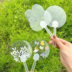Διαφανείς μίνι βεντάλιες DIY για δημιουργική ζωγραφική σε πράσινο γρασίδι