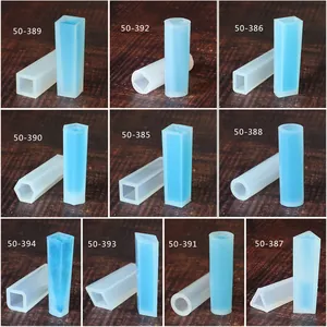 Vue détaillée de divers moules en silicone géométriques pour la création de bijoux en résine