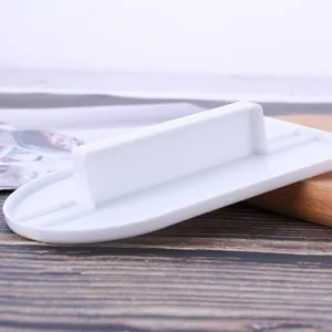 Vista dettagliata della spatola liscia per fondant bianca con manico ergonomico