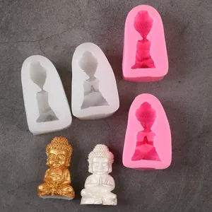 Vue détaillée de moules en silicone de Bouddha avec ornements en cire or et blanc