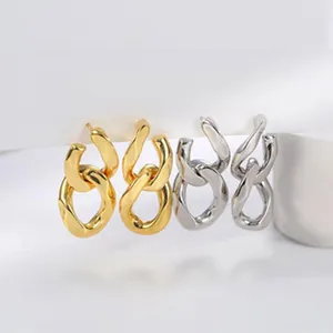 Pendientes de cadena de metal retorcida en acabados oro y plata, estilo minimalista