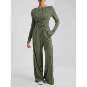 Conjunto de punto de canalé verde oliva con top de manga larga y pantalones anchos