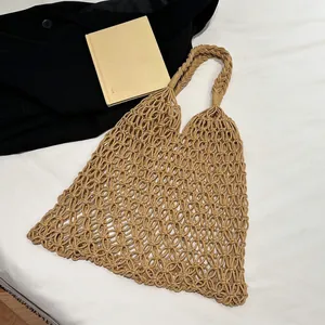 Vista detallada de un bolso de playa de paja tejido a mano con un diseño minimalista.