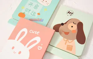 Close-up van schattige cartoon opvouwbare make-upspiegels met dierenpatronen