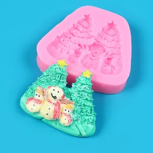 Primer plano de molde de silicona de árbol de Navidad y producto de muñeco de nieve