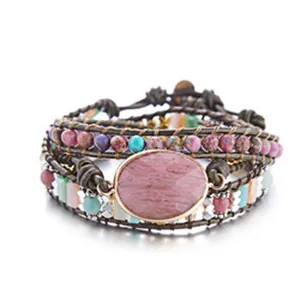 Vista detallada de pulsera envolvente multicapa hecha a mano con piedra rosa y cuentas
