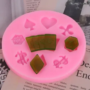 Nahaufnahme der rosa Silikonform mit Herz- und Pik-Motiven für Tortendekoration