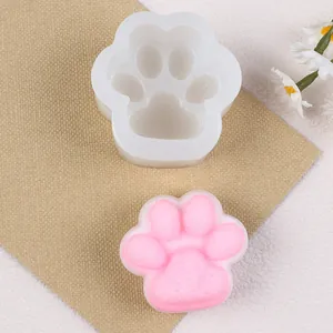Molde de silicona con forma de pata de gato para velas con muestra rosa texturizada