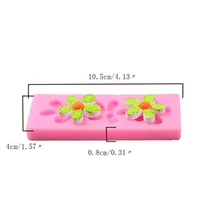 Nahaufnahme einer rosa Silikonform für kleine Blumen mit Maßen 10,5x4x0,8 cm
