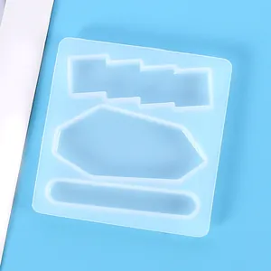 Gros plan d'un moule en silicone translucide pour épingles à cheveux en résine DIY