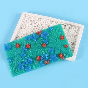 Detailansicht des mit der Silikonform hergestellten Fondant-Abrucks mit Blumenmuster.