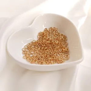 Lot d'anneaux de jonction ouverts en or 14K dans une coupelle en cœur blanc