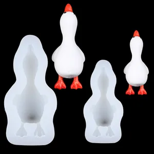 Detailansicht der Enten-Silikonformen und fertigen weißen Enten-Dekorationen.