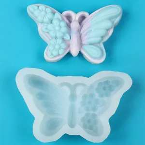 Moule en silicone papillon pour chocolat et fondant avec un décor floral sur l'aile
