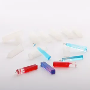 Gros plan de moules en silicone géométriques et de pendentifs en résine colorés