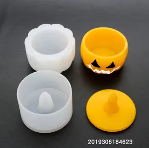 Dettaglio dello stampo in silicone a zucca e del barattolo in resina per fai da te