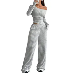 Elegante conjunto de dos piezas de punto acanalado gris para mujer con top de manga larga