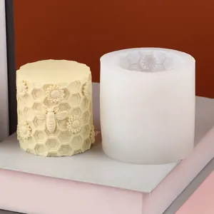 Detalle del molde de silicona de panal de abeja 3D y vela de cera con textura final.