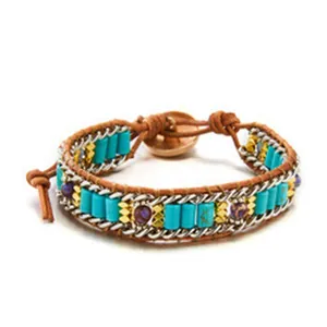 Detalle de una pulsera bohemia hecha a mano de doble capa con cuentas turquesas.