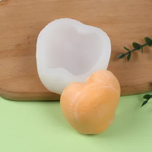 Detail der Silikonform in Herzfruchtform für DIY-Fondantkuchen und Seifenherstellung.