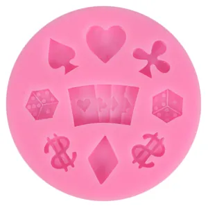 Detailansicht der rosa Silikonform mit Pokerkarten-Symbolen, Würfeln und Dollarzeichen.