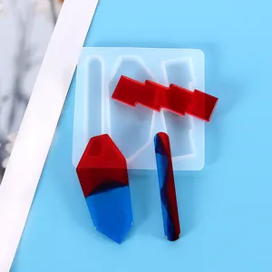 Gros plan sur les moules en silicone pour résine et les barrettes à cheveux finies.