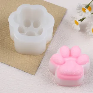 Vista detallada de un molde de silicona de pata de gato con vela rosa