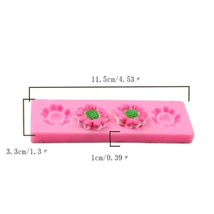 Detaillierte Maße der rosa Silikonform mit Blumen für Fondant und Schokoladenkuchen