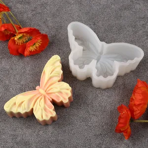 Détail du moule en silicone papillon montrant une texture précise pour pâtisserie