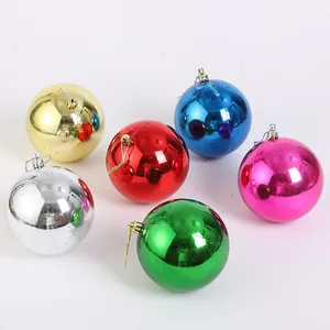 Detailansicht glänzender galvanisierter Weihnachtskugeln aus Kunststoff für Bäume.