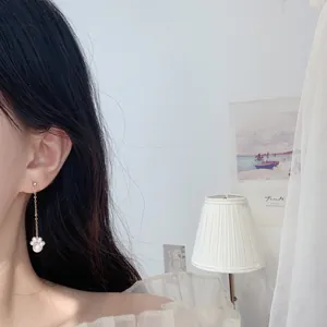 Nahaufnahme von eleganten Katzenpfoten-Perlenohrringen mit 14k Gold-Füllung im Lifestyle-Stil