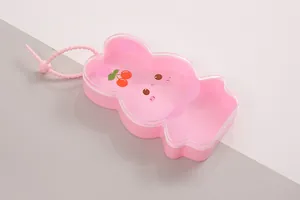 Detailansicht der rosa Aufbewahrungsbox in Hasenform mit Kirsch-Illustration