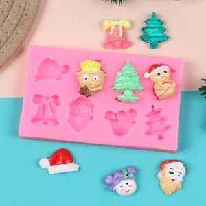 Detailansicht der rosa DIY-Silikonform im Weihnachtsthema mit festlichen Figuren