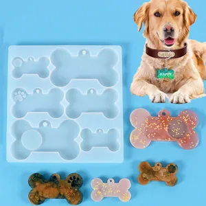 Detailansicht einer knochenförmigen Silikonform mit fertigen DIY-Harz-Hundemarken