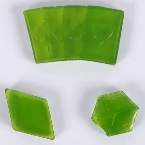 Transparente grüne Harz-Pokerkartenformen und Würfel aus DIY-Silikonform gegossen