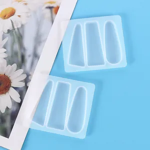 Vue détaillée de moules en silicone pour barrettes à cheveux pour la création de bijoux.