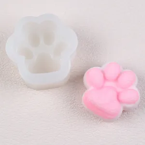 Detalle del molde de silicona de pata de gato con su producto acabado de color rosa.