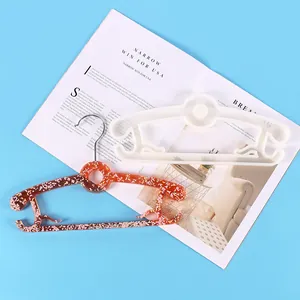Vista detallada del molde de silicone para mini perchas con una muestra floral