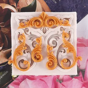 Vue détaillée du moule en silicone relief baroque vintage avec des moulages dorés