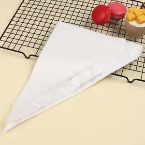 Detalle de mangas pasteleras desechables con textura antideslizante para tartas