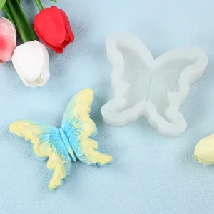 Vue détaillée d'un moule en silicone papillon avec spécimen coloré en résine.